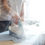 Come stirare i pantaloni di pelle scamosciata senza danneggiare la texture?