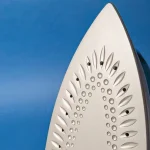 Come stirare una camicia con collo a punte senza deformarne la forma?