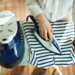Quali sono i consigli per stirare le camicie in tessuti sintetici senza pieghe? 1 Quali sono i consigli per stirare le camicie in tessuti sintetici senza pieghe?