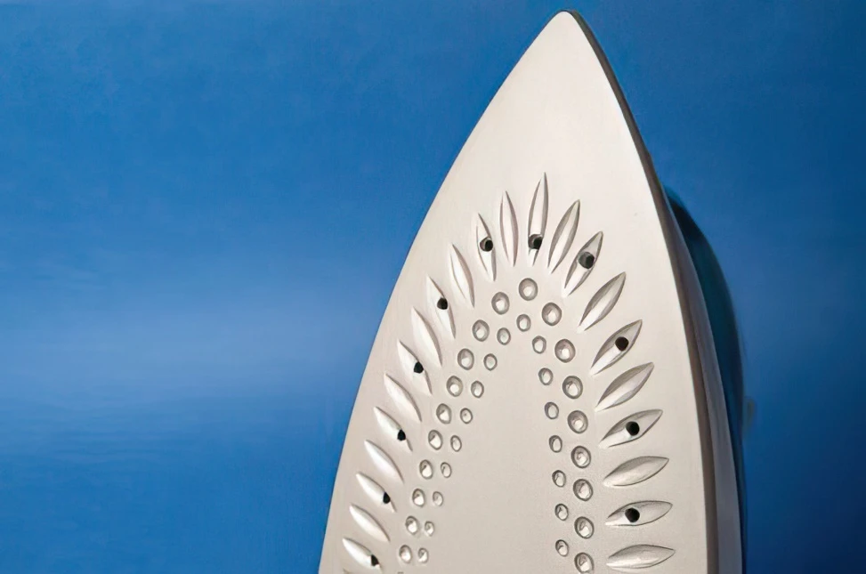 Come stirare una camicia con collo a punte senza deformarne la forma?