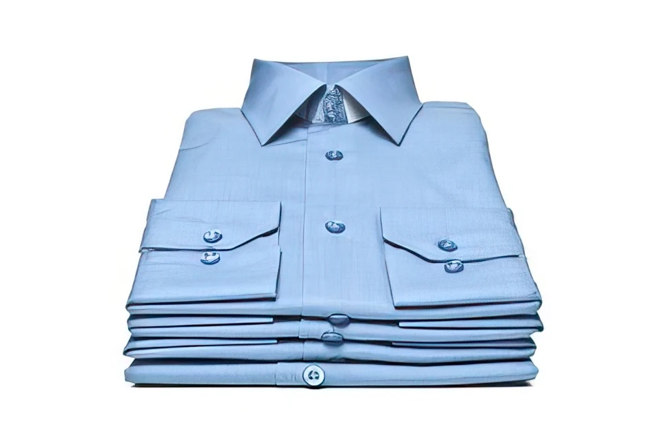 Stirare i vestiti di denim: una guida completa.