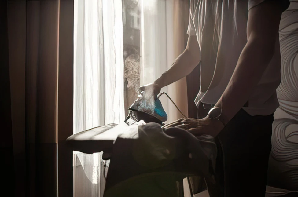 Come stirare correttamente una giacca senza danneggiarne la struttura?