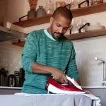 Come stirare i vestiti per ottenere un aspetto fresco. 2 Come stirare i vestiti per ottenere un aspetto fresco.