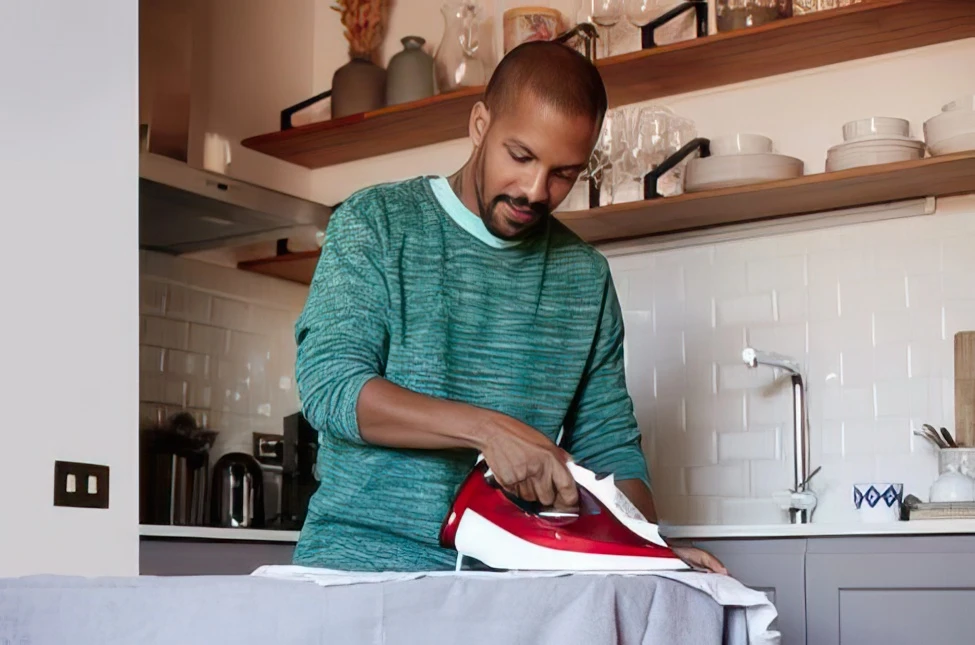 Come stirare i vestiti per ottenere un aspetto fresco.