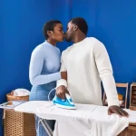 Come stirare i pantaloni a palazzo senza pieghe marcate?