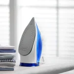 Come stirare i vestiti per ottenere un aspetto raffinato.