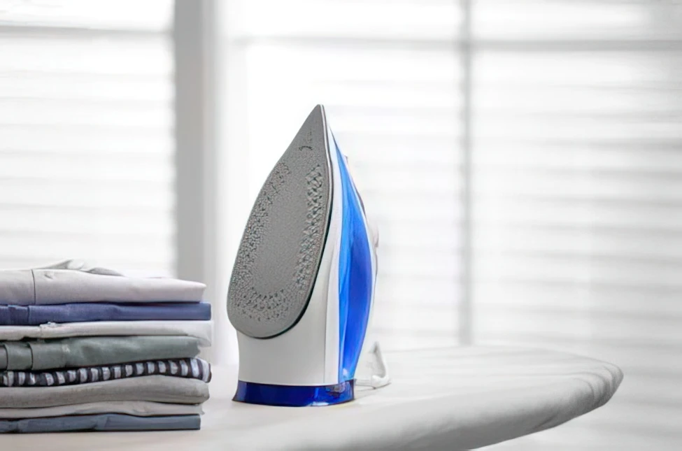 Come stirare i vestiti per ottenere un aspetto raffinato.