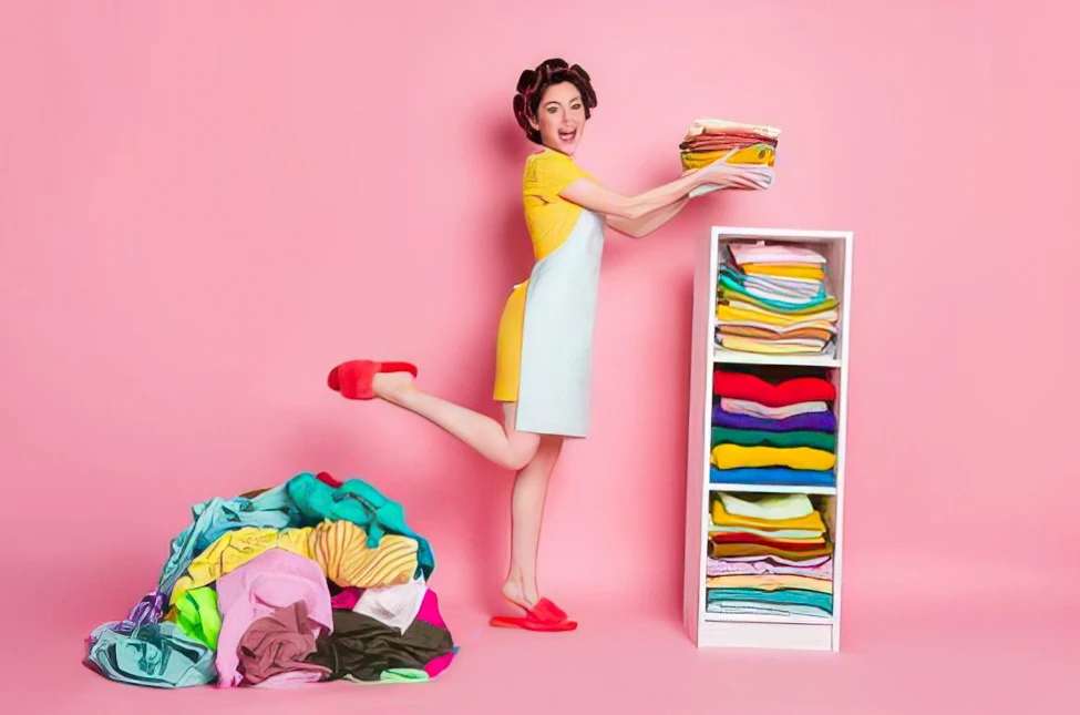 Quali sono i consigli per stirare gli abiti a tinta unita senza formare pieghe?