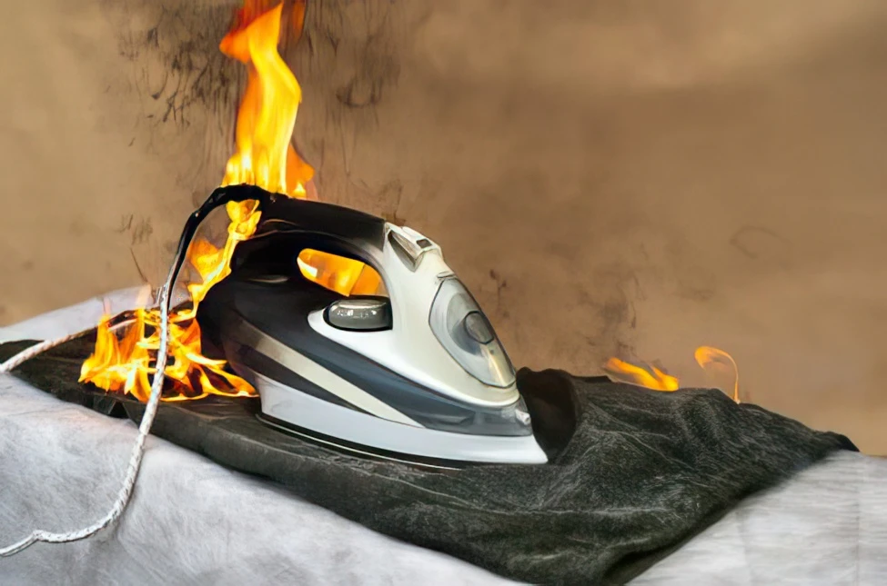 Come stirare i vestiti scuri senza lasciare aloni bianchi?